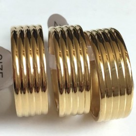 8 mm bred ring med riller. Unisex. Stål/guld