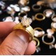 8 mm bred glitter ring, med stor sten. Stål/guld