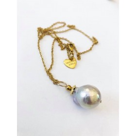 Stor 2,5 cm baroque perle. Chancerende farver.  med kæde. Stål/guld