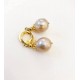 Beige farvede baroque perle øreringe. 12-13  mm. Stål/guld perler.