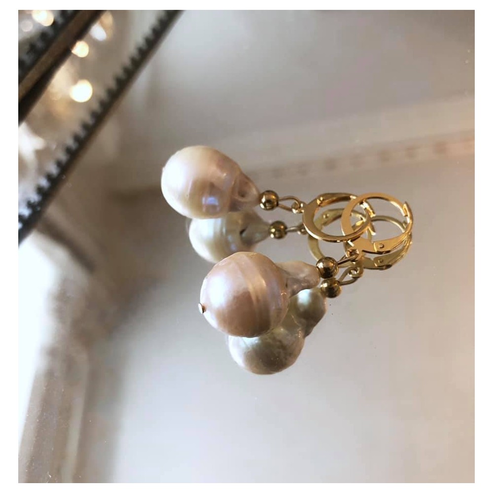 2,4 mm store beige baroque perle øreringe. Stål/guld