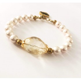 8 mm cream south sea shell pearl bracelet with big quartz.Steel/gold