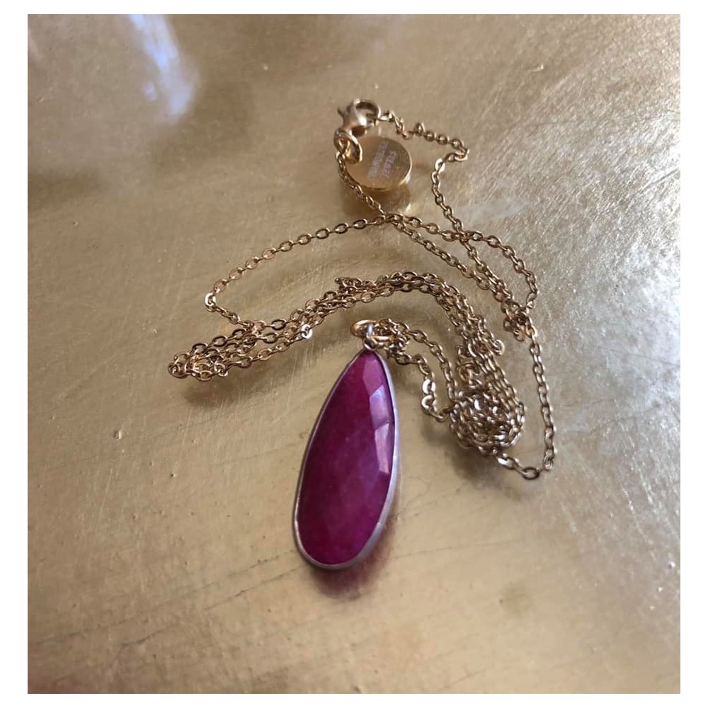 Ruby pendant, including chain. Steel/gold