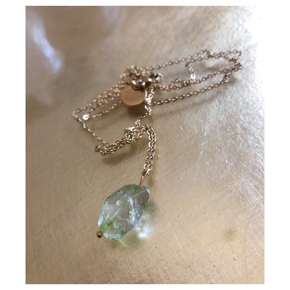 Peridot 2 cm stone, including chain. Steel/gold